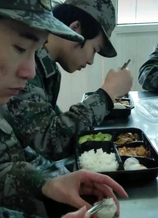 军哥哥吃瓜小助理免费阅读,揭秘军营里的欢乐时光